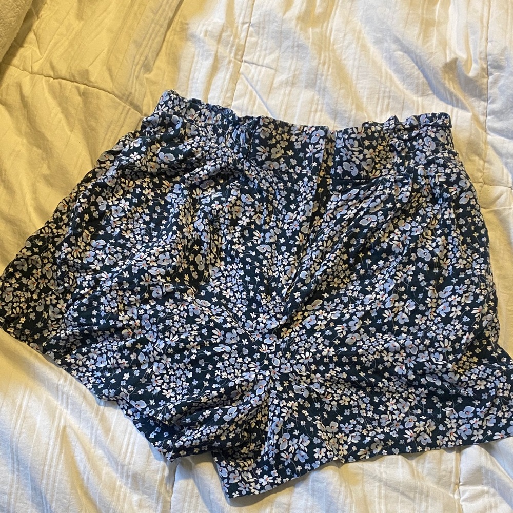 H&M ladies floral shorts, size 10